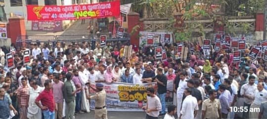 thamarassery-fresh-cut-stench-thousands-march-to-taluk-office-in-a-final-struggle-for-survival