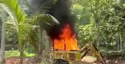 ബാലുശ്ശേരി കരുമലയിൽ നിർത്തിയിട്ട ഹിറ്റാച്ചിക്ക് തീപിടിച്ചു 9 hitachi-catches-fire-while-parked-at-karumala-balussery