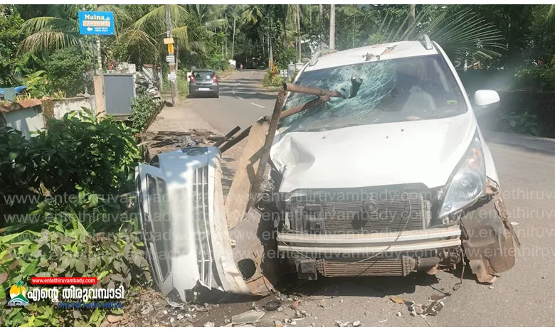 Koodaranji ബദാം ചുവട്ടിൽ നിയന്ത്രണം വിട്ട കാർ ബസ്സ്റ്റോപ്പിലേക്ക് പാഞ്ഞ് കയറി ആളപായമില്ല 2 koodaranji a car lost control near badam chuvattil in koodaranji and veered into a bus stop fortunately no casualties were reported