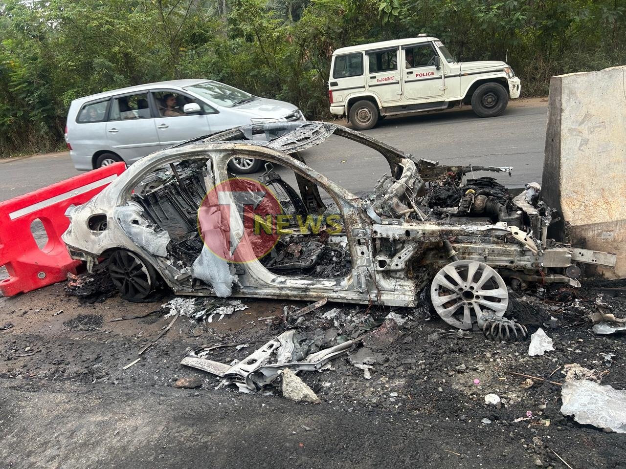 kozhikode-a-car-crashed-into-a-divider-and-was-completely-burnt