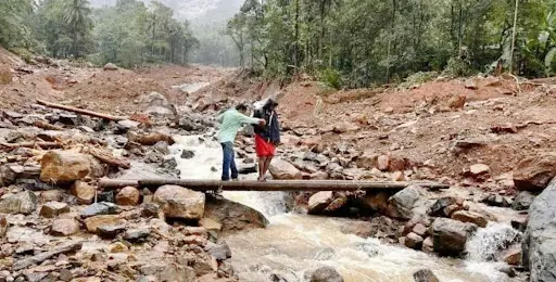 Kozhikode വിലങ്ങാട് മണ്ണിടിച്ചിൽ; കുടുംബത്തെ മാറ്റിത്താമസിപ്പിച്ചു 10 kozhikode landslide in vilangad family relocated to safer accommodation