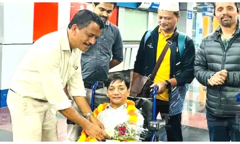 Kozhikode സ്വദേശി ആസിം വെളിമണ്ണയ്ക്ക് കരിപ്പൂർ വിമാനത്താവളത്തിൽ സ്വീകരണം 3 kozhikode native asim vellimann received a warm welcome at karipur airport