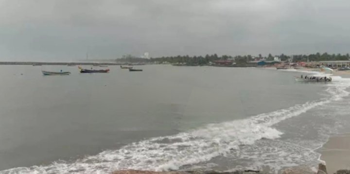 Kozhikode വെള്ളയിൽ പുലിമുട്ടിൽ ഇടിച്ച് വള്ളം മറിഞ്ഞ് ഒരു മരണം 3 kozhikode one dead as boat capsizes after hitting submerged rock at vellayil