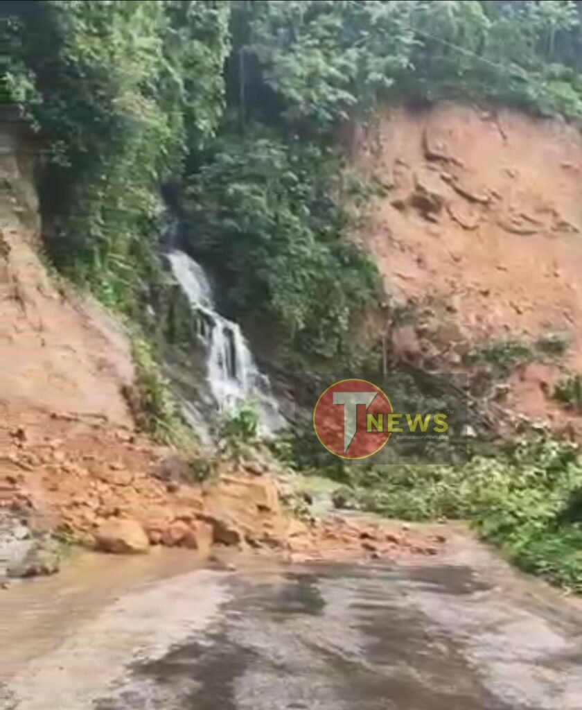 Kakkayam - Thalayad റോഡിൽ മണ്ണിടിച്ചിൽ, ഗതാഗതം തടസ്സപ്പെട്ടു 8 landslide on kakkayam thalayad road traffic disrupted