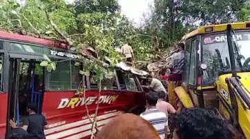 malappuram-tree-falls-on-moving-private-bus-passengers-rescued-by-dismantling-the-bus