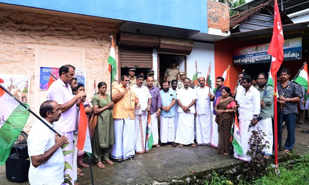 Kodanchery KSEB ഓഫീസിലേക്ക് മാർച്ചും ധർണയും നടത്തി 12 march and dharna held at kodanchery kseb office