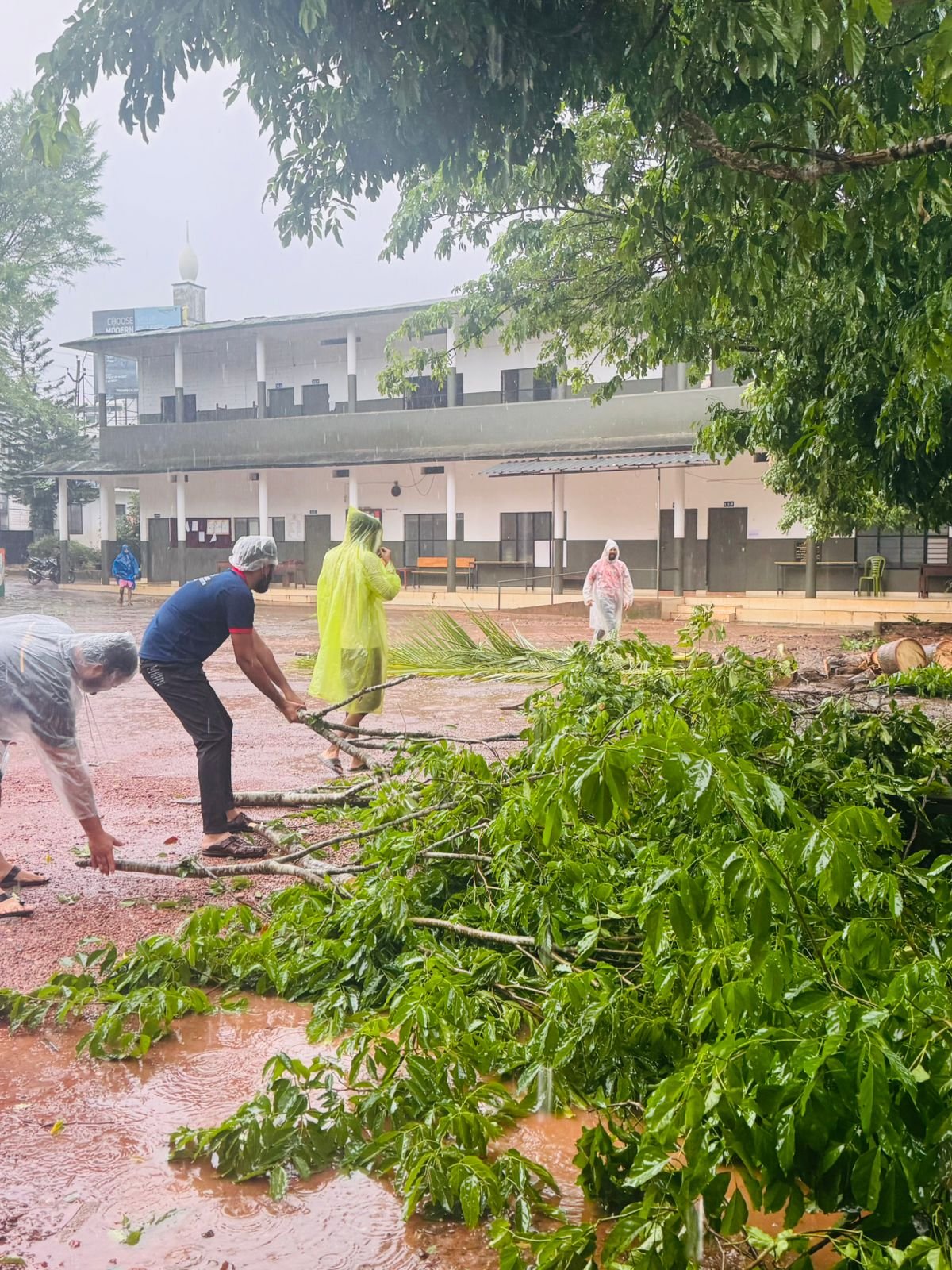 thamarassery-dyfi-cleaned-the-school-premises