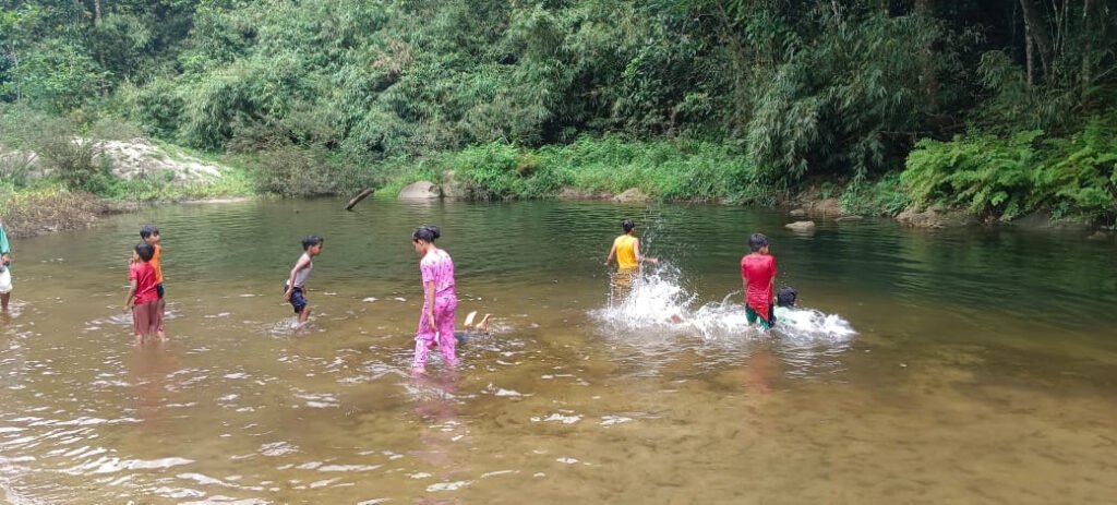 Kakkayam തടാകത്തിൽ ഇറങ്ങി മുങ്ങി പോയ 3 വിദ്യാർത്ഥിനികളെ രക്ഷപ്പെടുത്തി 3 three girl students who had entered the kakkayam dam reservoir and began drowning were rescued