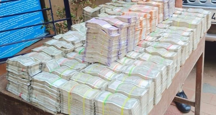 vattoli-around-4-crore-rupees-being-transported-without-proper-documents-were-seized-at-vattoli