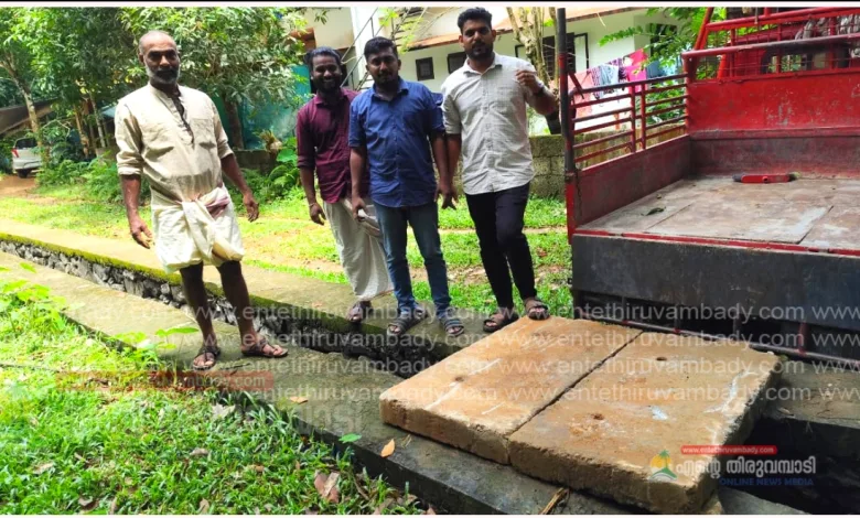 dyfi-activists-console-grieving-mother-nalini-in-thiruvambady