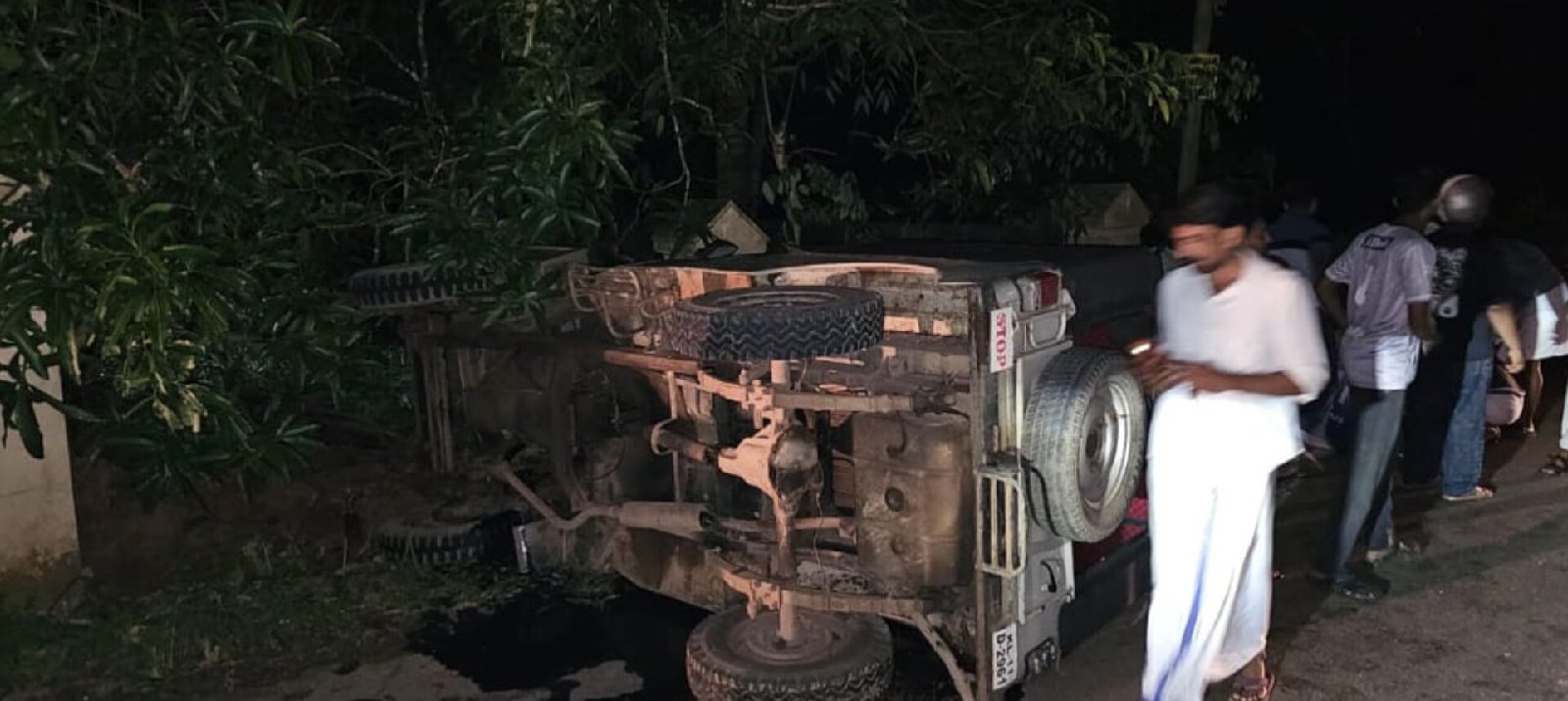 mavoor-out-of-control-jeep-crashes-into-wall-and-overturns-youth-injured