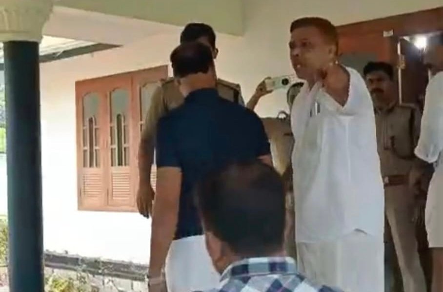 Puthuppady വീട് മാറി പോലീസിന്റെ റെയ്ഡ്, അന്ധാളിച്ച് വീട്ടുകാര് 5 puthuppady police raid after house change family panics