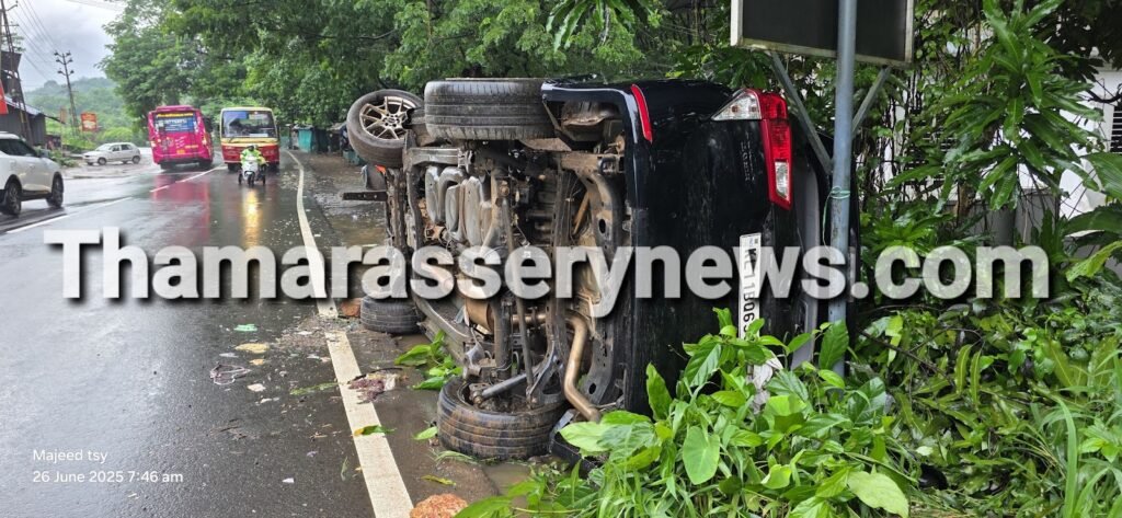 Thamarassery നിയന്ത്രണം വിട്ട ഇന്നോവ മതിലിൽ ഇടിച്ച് മറിഞ്ഞു 6 thamarassery an out of control innova crashes into a wall and overturns