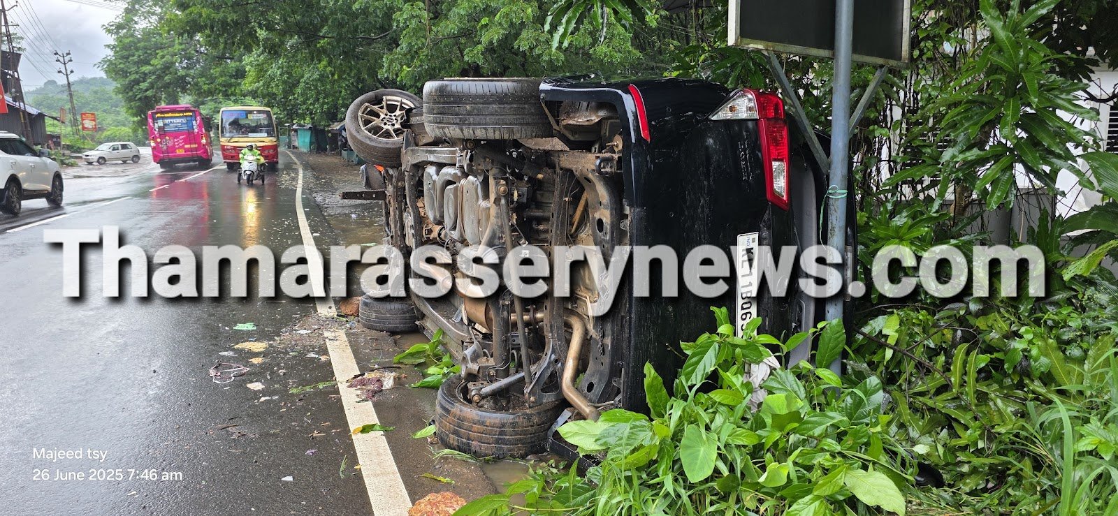 thamarassery-an-out-of-control-innova-crashes-into-a-wall-and-overturns
