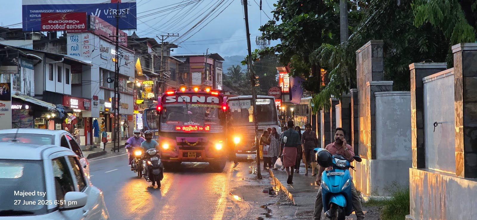 thamarassery-private-bus-blocks-traffic-by-refusing-to-enter-the-stand
