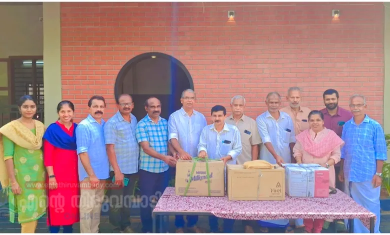 Thiruvambady പെൻഷനേഴ്സ് യൂണിയൻ പഠനോപകരണങ്ങൾ നൽകി 12 thiruvambady pensioners union distributed study materials