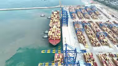 worlds-largest-container-ship-docks-at-shore