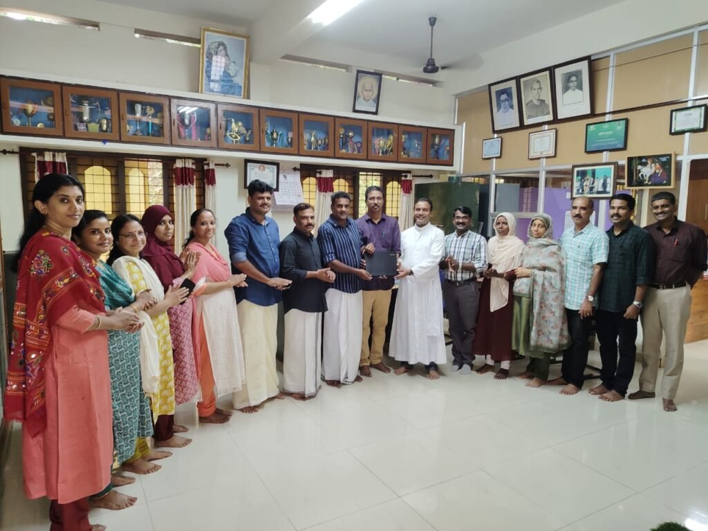 Koodathai സെൻ്റ് മേരീസ് ഹൈസ്ക്കൂളിന് PTA കമ്മറ്റി കമ്പ്യൂട്ടർ നൽകി 7 koodathai pta committee donates computer to st marys high school