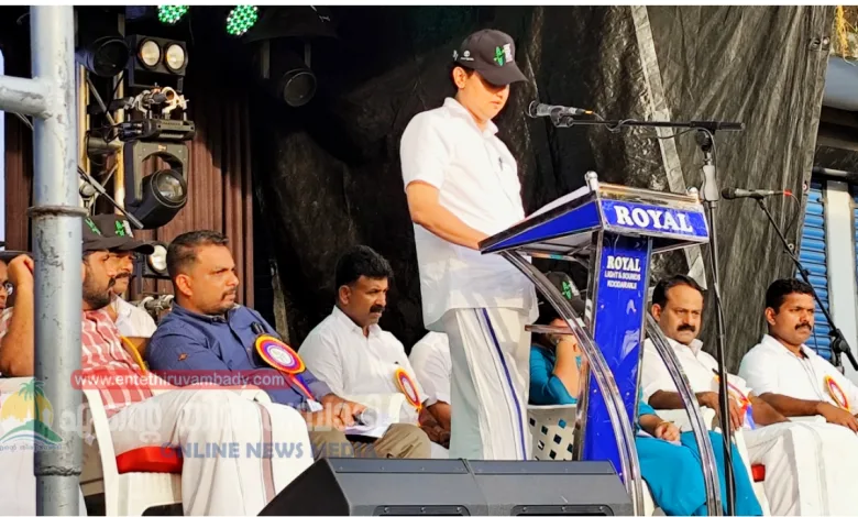 Kozhikode നഗരത്തില് ബസ് ഷെല്ട്ടര് തകര്ന്ന് വീണ് വിദ്യാര്ഥിനിക്ക് പരുക്ക് 12 student injured as bus shelter collapses in kozhikode city