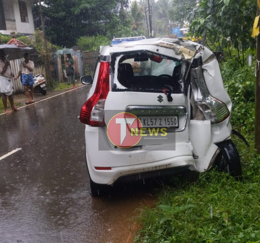 thamarassery-car-loses-control-and-crashes-into-a-wall