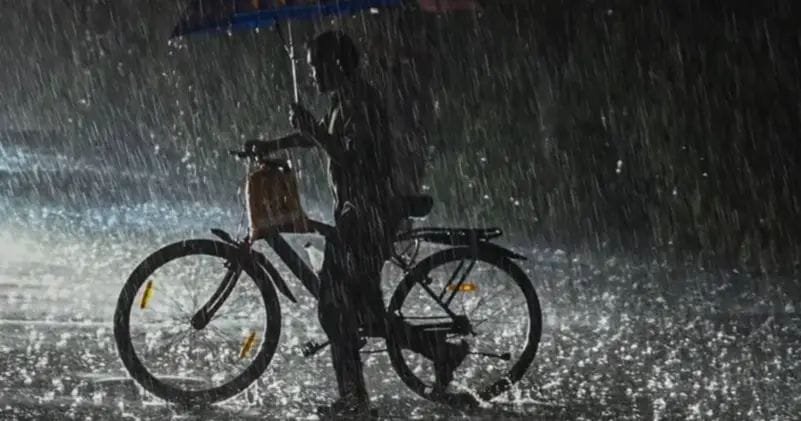 ഇരട്ട ന്യൂനമര്ദ്ദം; സംസ്ഥാനത്ത് ശക്തമായ മഴ തുടരും; വിവിധ ജില്ലകളില് ഓറഞ്ച്, യെല്ലോ അലര്ട്ട്; ശക്തമായ കാറ്റിനും സാധ്യത 1 twin low pressure systems heavy rains to continue in the state orange and yellow alerts in various districts strong winds also likely