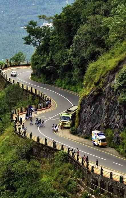 young-man-jumps-down-from-thamarassery-churam-to-escape-during-vehicle-inspection