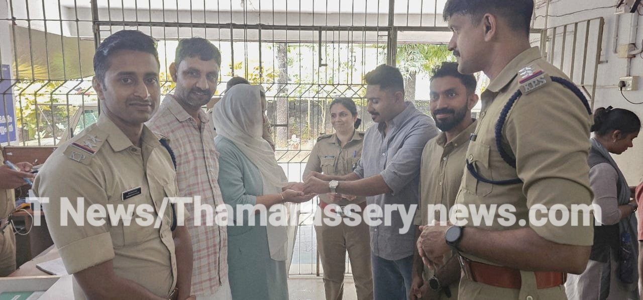 youngsters-set-an-example-by-returning-lost-gold-ornament-to-its-owner