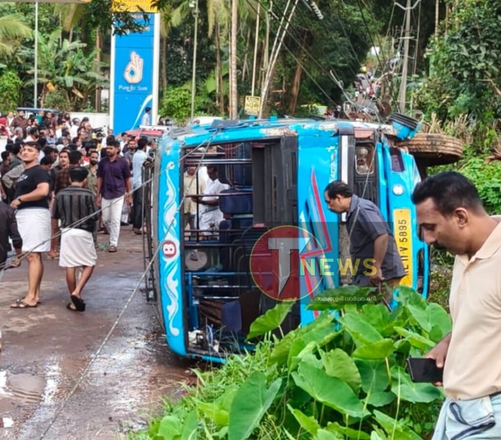Elettil വട്ടോളിയിൽ ബസ്സ് മറിഞ്ഞ് നിരവധി പേർക്ക് പരുക്ക് 5 bus overturns at vattoli elettil several people injured