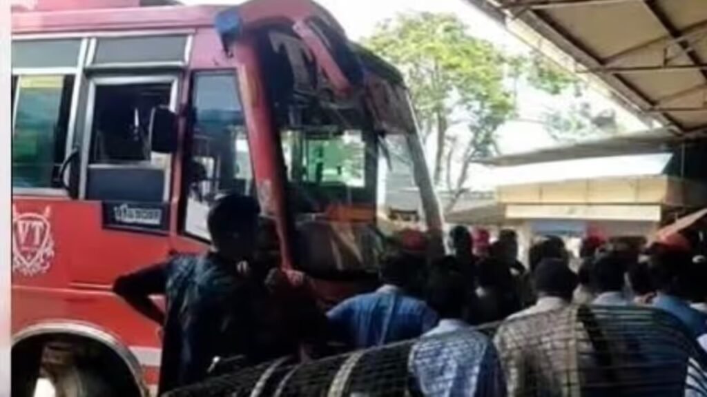 Kozhikode യുവാവിനെ ഇടിച്ച് തെറിപ്പിച്ച സ്വകാര്യ ബസ് നിര്ത്താതെ കടന്നുകളഞ്ഞു 2 kozhikode a private bus hit a young man and sped away without stopping