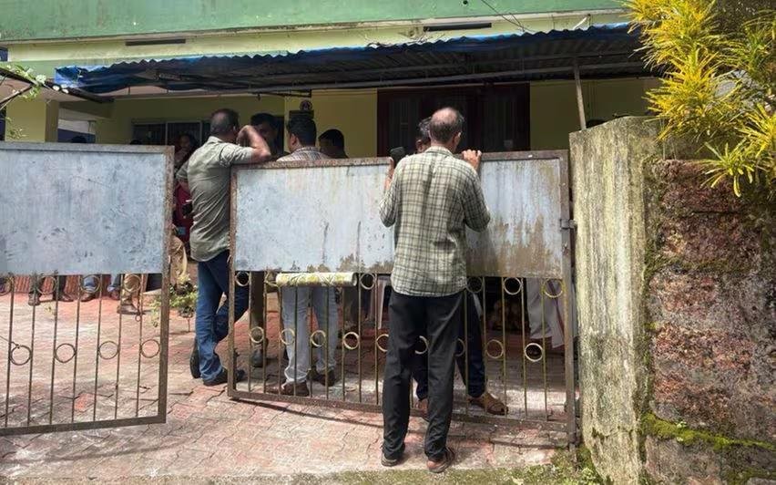 Kozhikode വയോധികരായ സഹോദരിമാരെ വീടിനുള്ളില് മരിച്ച നിലയില് കണ്ടെത്തി; മൃതദേഹങ്ങള് പുതപ്പിച്ച നിലയില് 4 kozhikode elderly sisters found dead inside their house bodies discovered wrapped in blankets