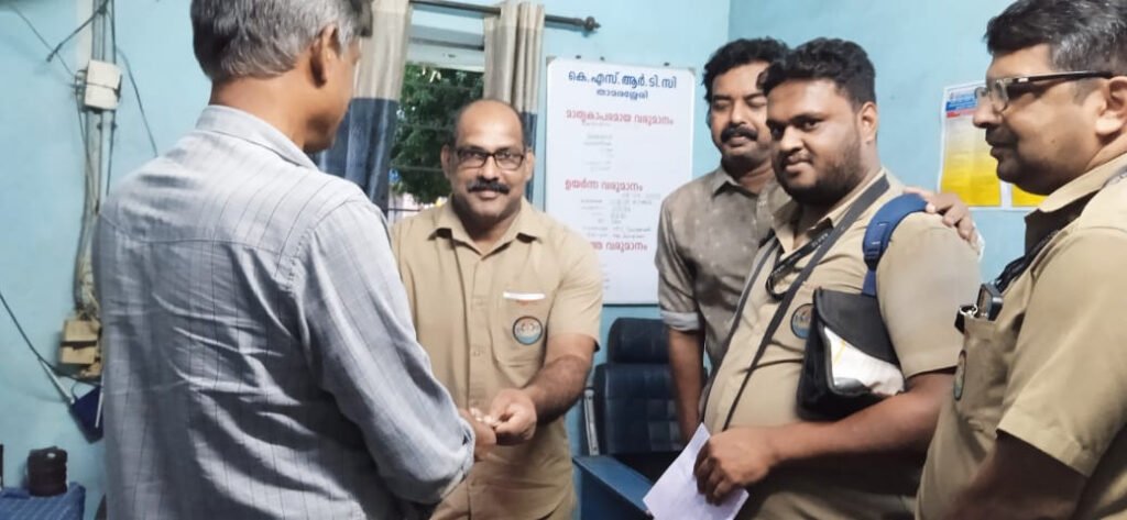 Nellipoyil സ്വദേശിയുടെ നഷ്ടപ്പെട്ട തുക തിരിച്ചുനൽകി KSRTC കണ്ടക്ടർ മാതൃകയായി 10 ksrtc conductor sets an example by returning the lost money of a nellipoyil native