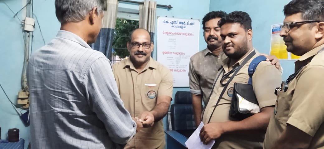 ksrtc-conductor-sets-an-example-by-returning-the-lost-money-of-a-nellipoyil-native