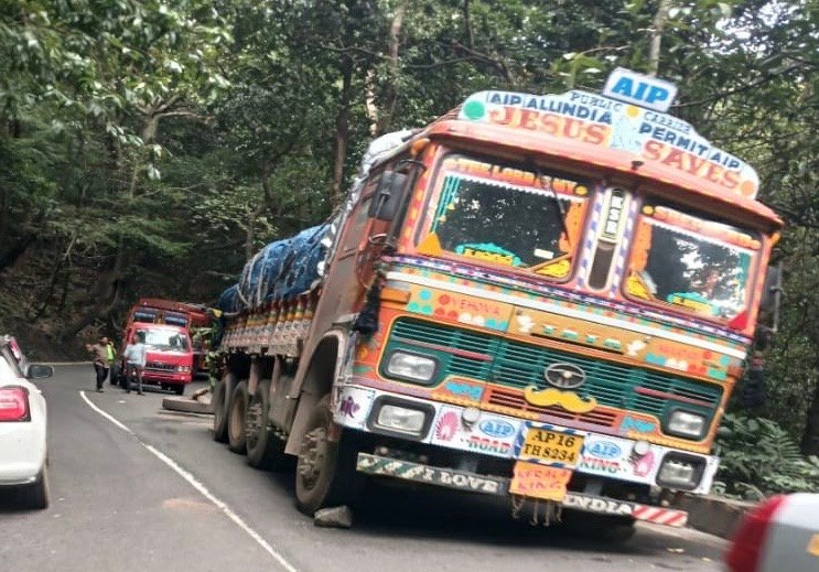 Thamarassery ചുരത്തിൽ ലോറി കേടായി കുടുങ്ങി രൂക്ഷമായ ഗതാഗത തടസ്സം 9 thamarassery churam severe traffic congestion as lorry breaks down and gets stuck