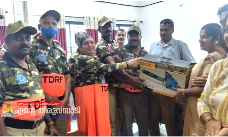 Thiruvambady യൂണിറ്റ് TDRF ന് ചെയിൻ സോയും റോപ്പും കൈമാറി 8 thiruvambady unit handed over a chainsaw and rope to tdrf
