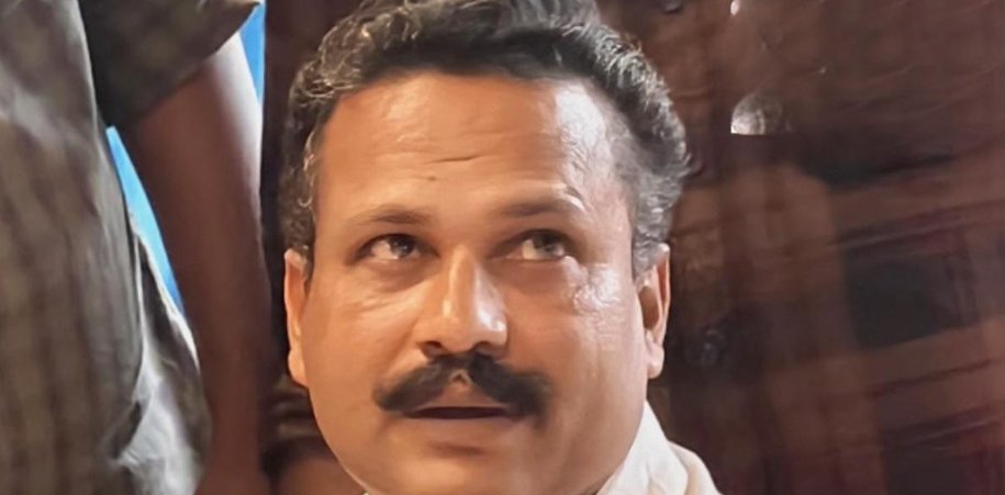 കൈക്കൂലി വാങ്ങുന്നതിനിടെ വില്ലേജ് ഓഫീസർ പിടിയിൽ 11 village officer caught while accepting bribe