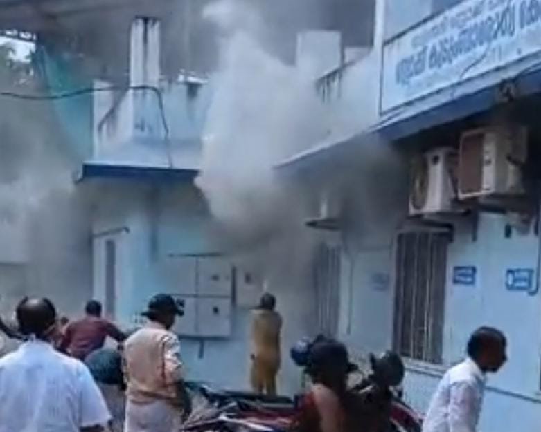 Kozhikode വളയം ആശുപത്രി കെട്ടിടത്തിൽ അഗ്നിബാധ; ഒഴിവായത് വൻ ദുരന്തം 7 fire breaks out at vallayam hospital building in kozhikode major disaster averted
