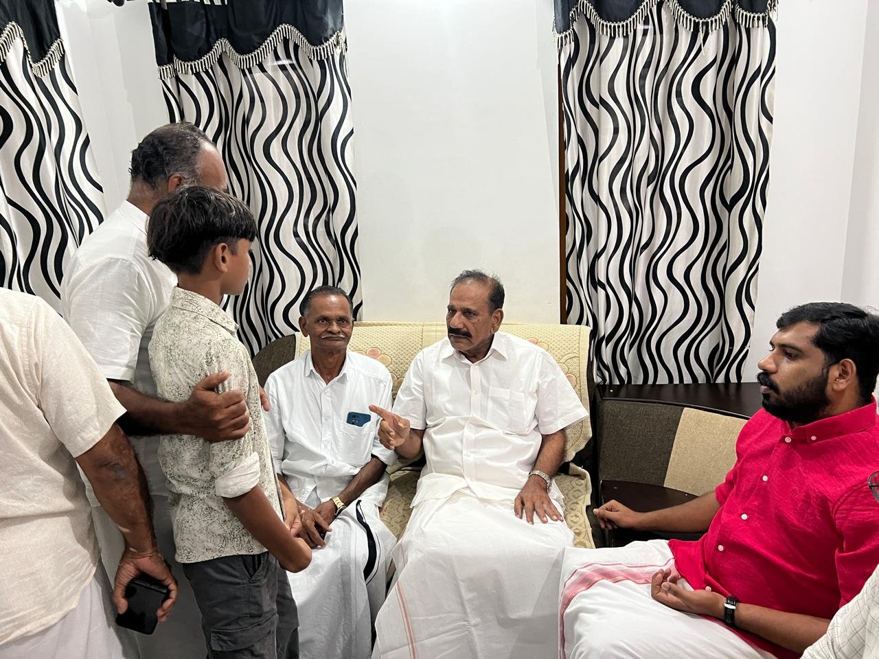 minister-and-mla-visited-the-house-of-jabbar-who-died-in-an-accident-caused-by-a-wild-boar-attack-and-handed-over-financial-assistance