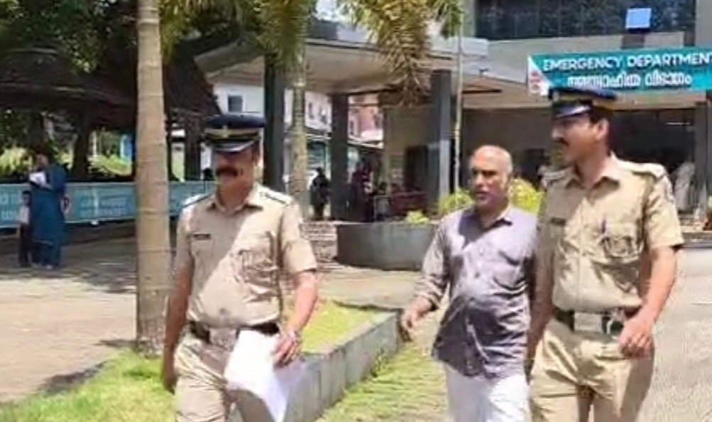 Thamarassery ബസ്സിൽ വിദ്യാർത്ഥിനിക്ക് നേരെ ലൈഗിംക അതിക്രമം, മധ്യവയസ്കൻ അറസ്റ്റിൽ 2 thamarassery a middle aged man has been arrested for sexually assaulting a schoolgirl on a bus