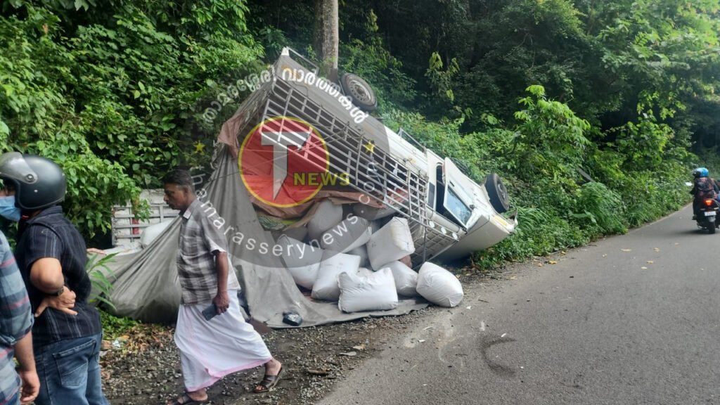 Thamarassery ചുരത്തിൽ പിക്കപ്പ് വാൻ മറിഞ്ഞ് അപകടം 4 pickup van overturns in an accident at thamarassery pass